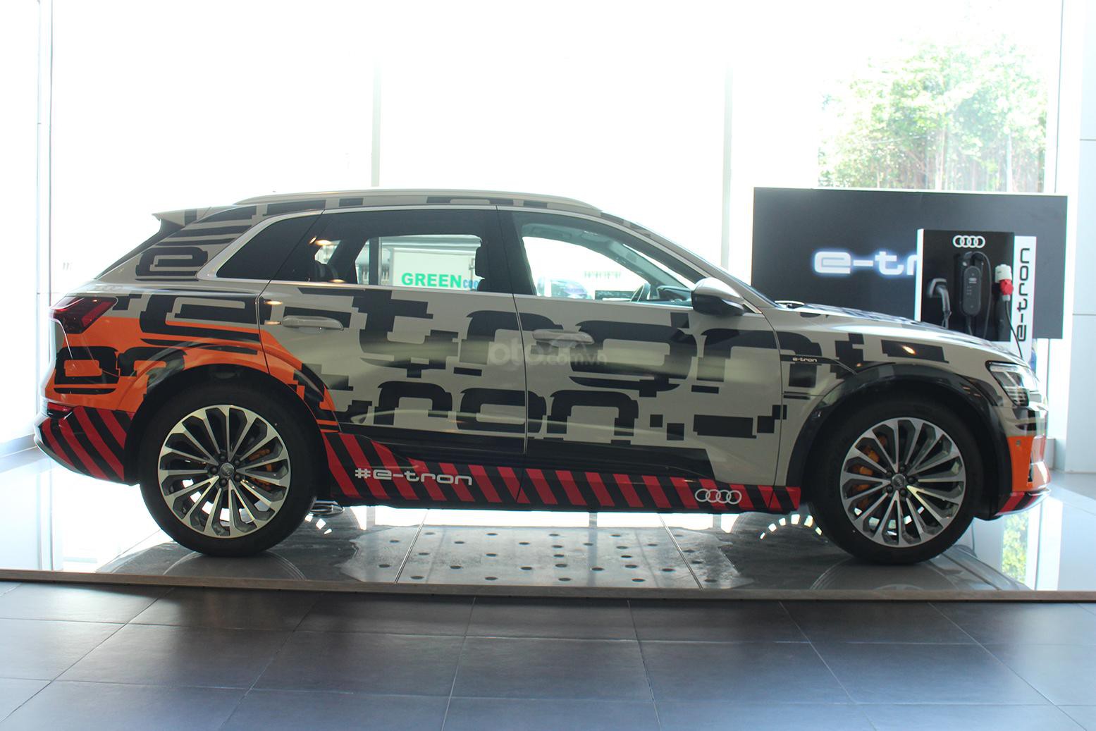 Audi e-tron xuất hiện tại showroom Audi TP.HCM