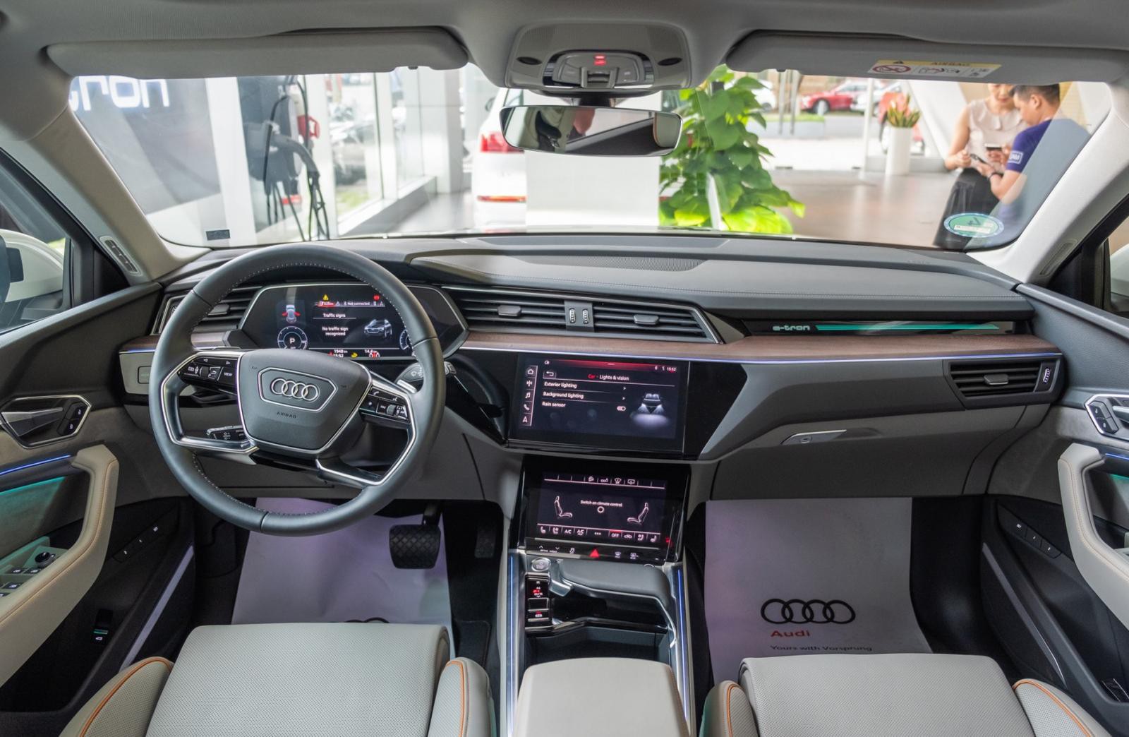 Xe được trang bị hệ thống buồng lái ảo Virtual Cockpit quen thuộc của Audi