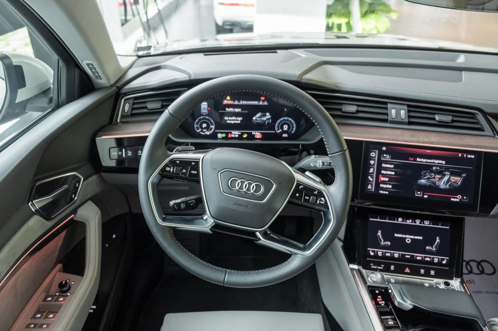 Xe được trang bị hệ thống buồng lái ảo Virtual Cockpit quen thuộc của Audi