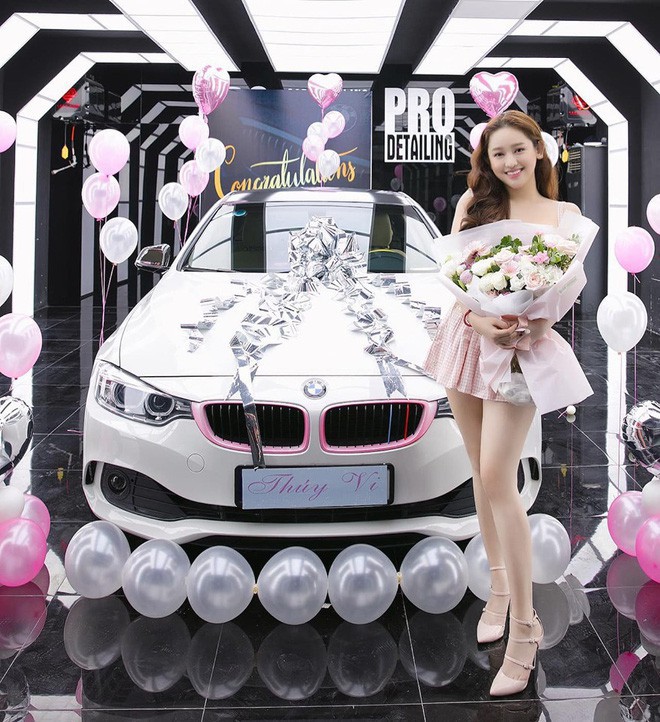 Một số hình ảnh của hot girl Thúy Vi tại lễ giao xe BMW 420i 4