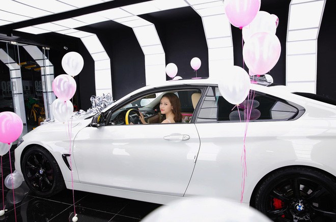 Một số hình ảnh của hot girl Thúy Vi tại lễ giao xe BMW 420i 7