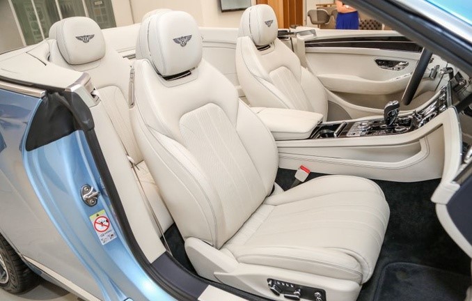 Continental GT Convertible được trang bị ghế chỉnh điện 20 hướng thêu logo Bentley