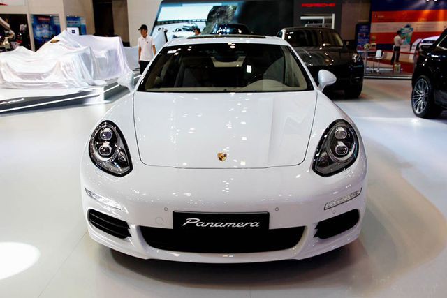 Porsche Panamera bị lỗi hệ thống có thể gây cháy xe