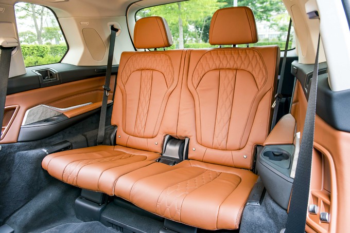 Hàng ghế thứ hai của BMW X7 có thể gập lưng, chỉnh điện