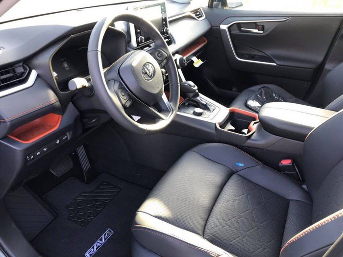 Toyota RAV4 2019 có nội thất bọc da màu đen xám