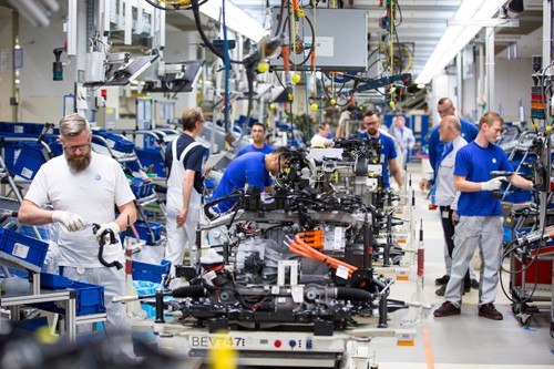 Dây chuyền lắp ráp xe điện e-Golf trong nhà máy Volkswagen ở Wolfsburg, Đức
