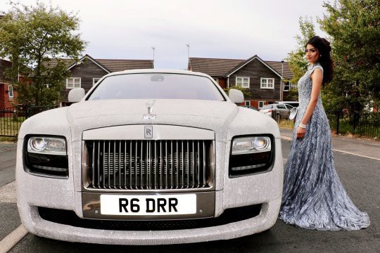 Rolls-Royce Ghost xuất hiện sang chảnh tại lễ tốt nghiệp với 4 triệu viên pha lê 1