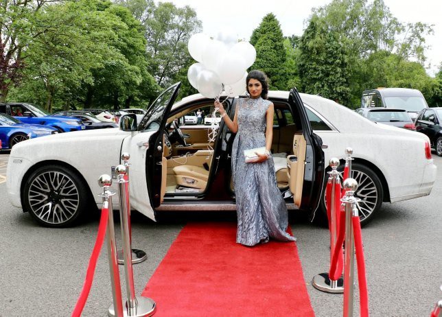 Rolls-Royce Ghost xuất hiện sang chảnh tại lễ tốt nghiệp với 4 triệu viên pha lê 2