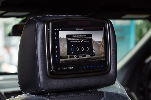 Hệ thống thông tin giải trí của Ford Explorer thông qua màn hình gắn ở tựa đầu ghế trước