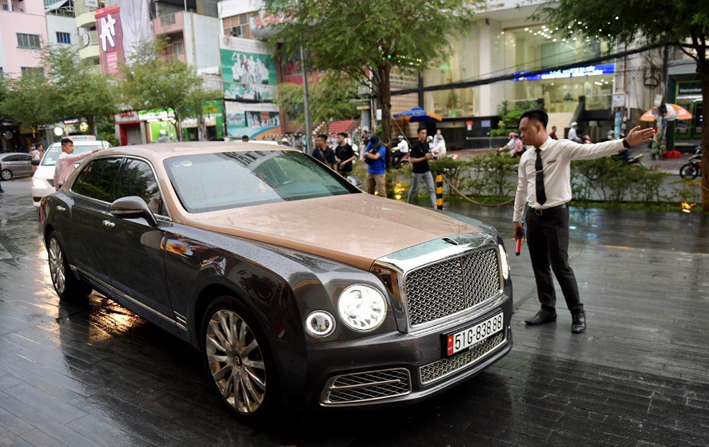 Bentley Mulsanne EWB 2018 của một đại gia thẩm mỹ, có giá khoảng 50 tỷ đồng tại Việt Nam