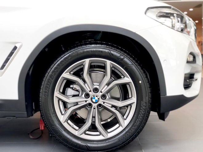  BMW X3 sử dụng bộ mâm hình cánh hoa kết hợp logo BMW ở trung tâm.
