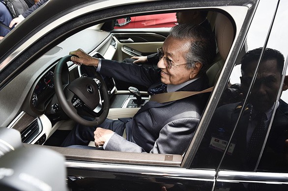 Thủ tướng Malaysia lái thử xe VinFast LUX tại Việt Nam 1