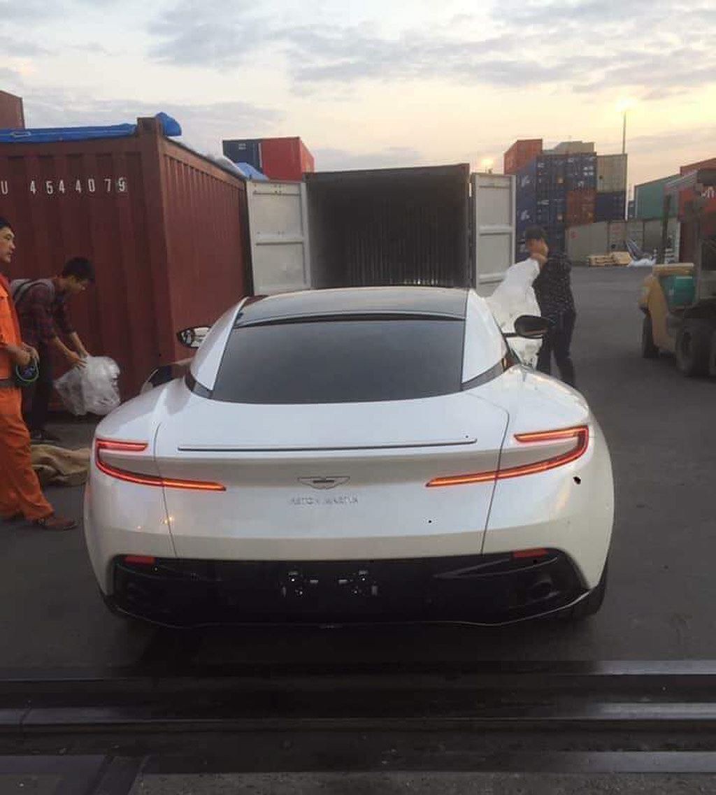 Việt Nam mới xuất hiện chiếc Aston Martin DB11 màu trắng Morning Frost White 2a