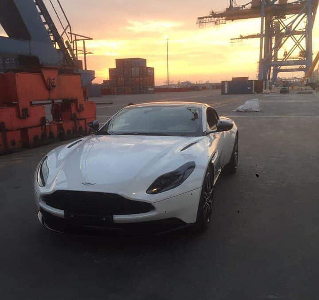 Việt Nam mới xuất hiện chiếc Aston Martin DB11 màu trắng Morning Frost White 1a