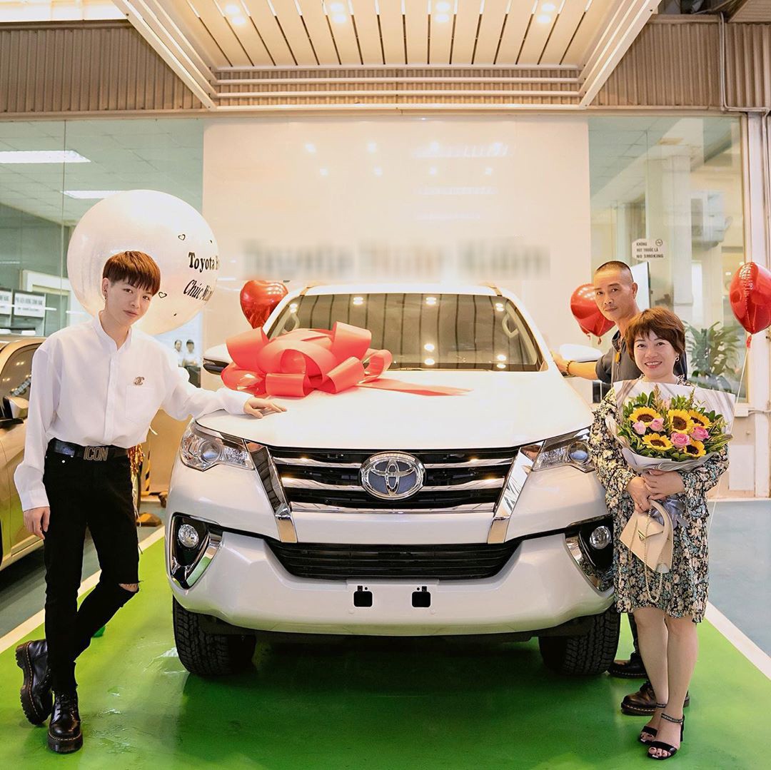 Vừa tậu Range Rover Evoque, Đức Phúc đã mua Toyota Fortuner làm quà tặng bố mẹ 1