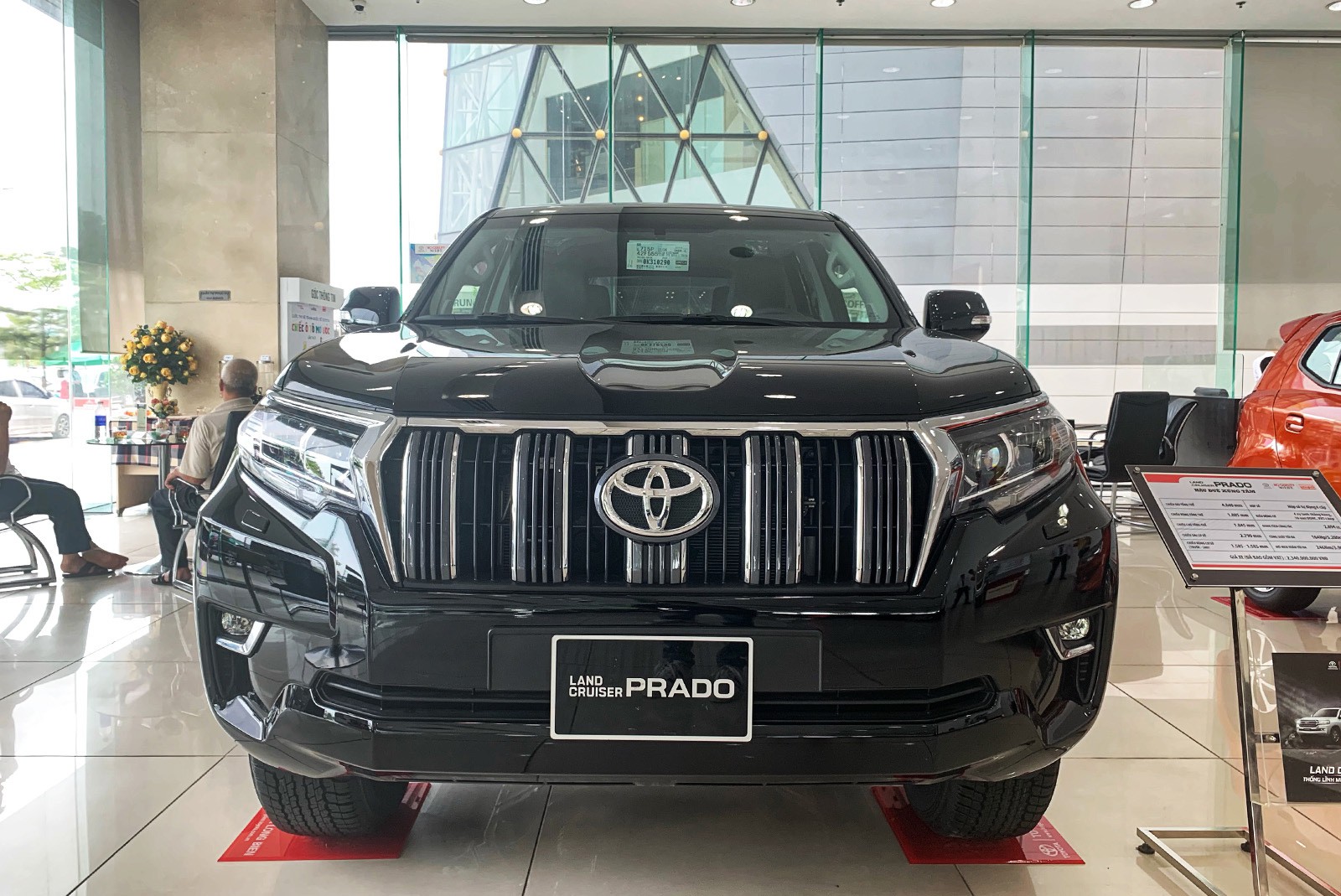 Sau tháng Ngâu giảm giá, Toyota Land Cruiser bị bán “bia kèm lạc” trở lại 2