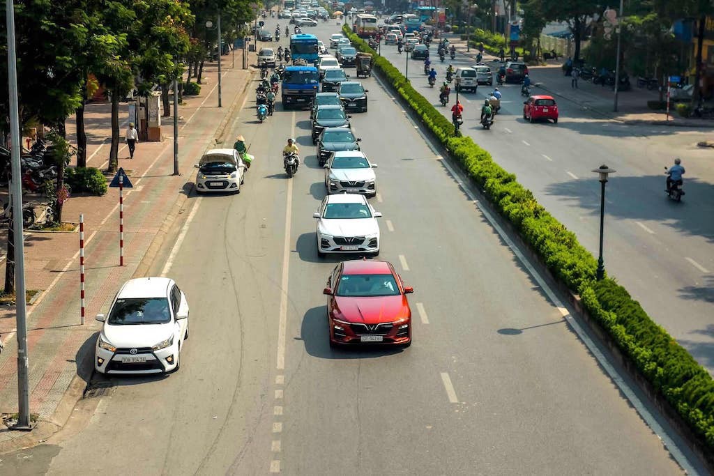 Đoàn xe VinFast LUX nối đuôi nhau diễu hành trên phố Hà Nội 7a