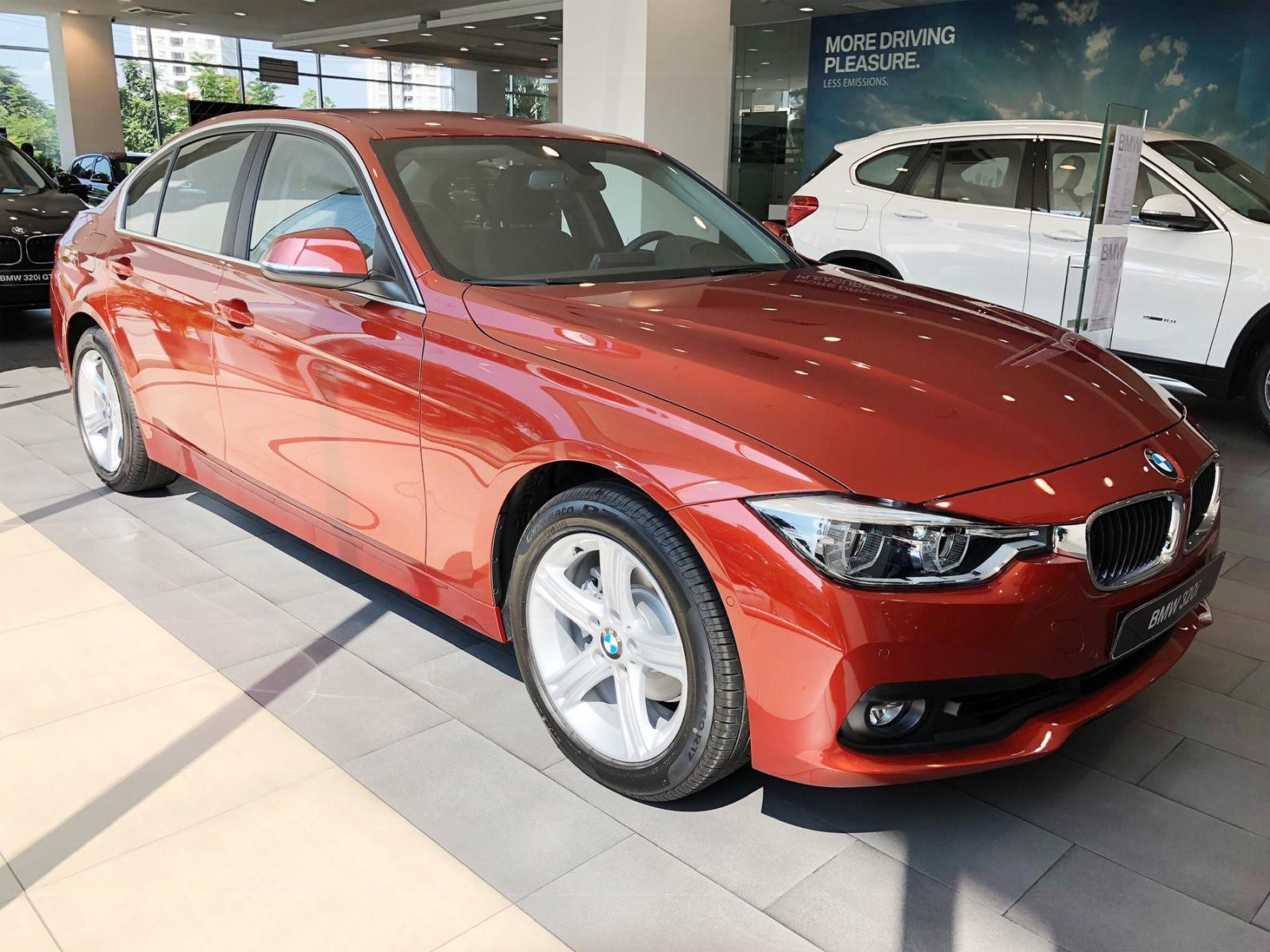 BMW 320i 2018 giảm giá, Hoài Anh Mango sắm ngay một chiếc vi vu cùng gia đình 2