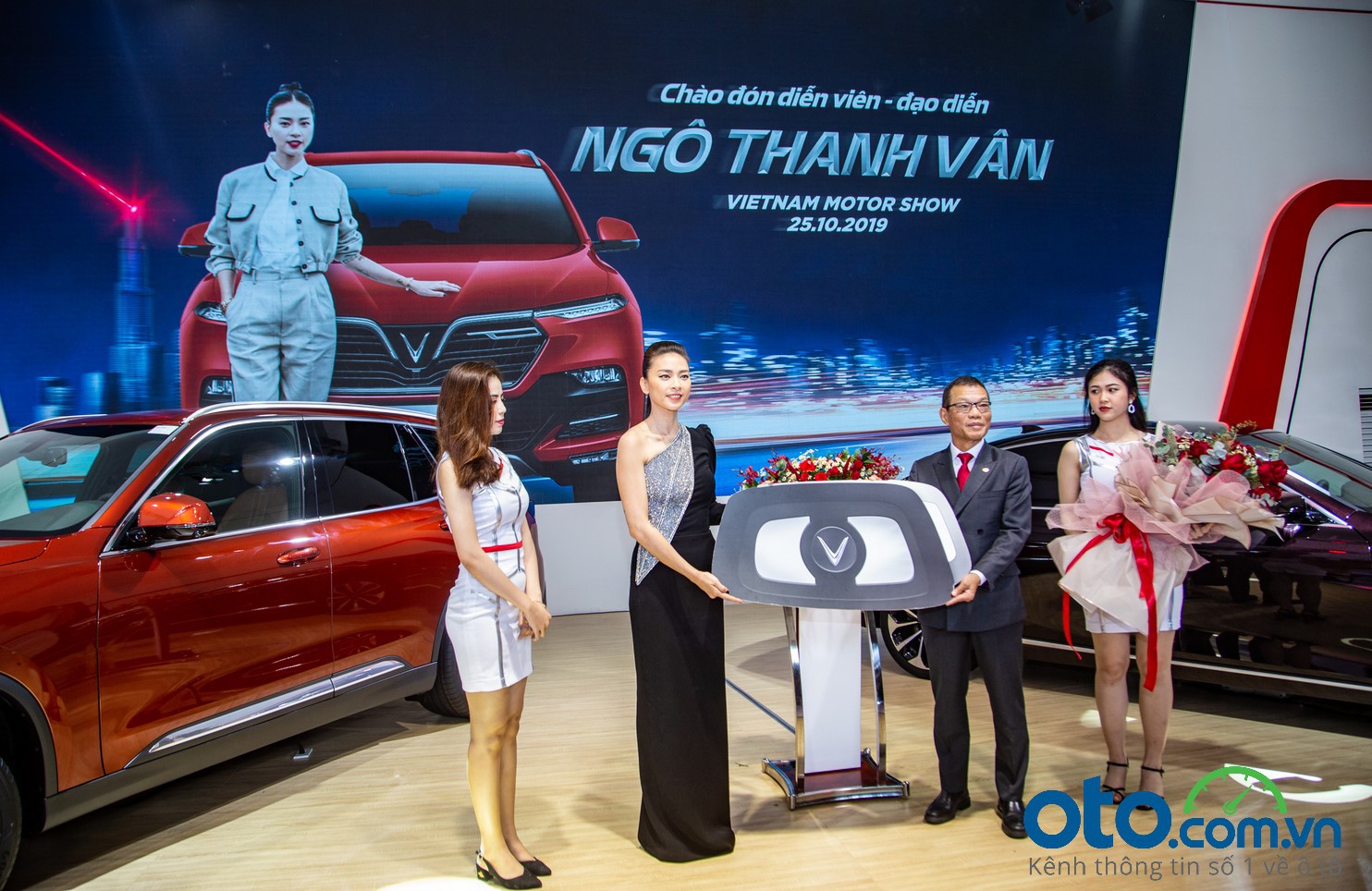 Ngô Thanh Vân nhận xe VinFast LUX SA2.0 tại Triển lãm Ô tô Việt Nam 2019 1a