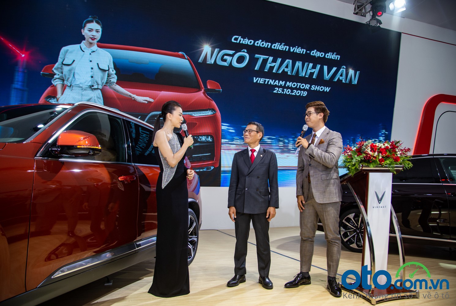 Ngô Thanh Vân nhận xe VinFast LUX SA2.0 tại Triển lãm Ô tô Việt Nam 2019 3a
