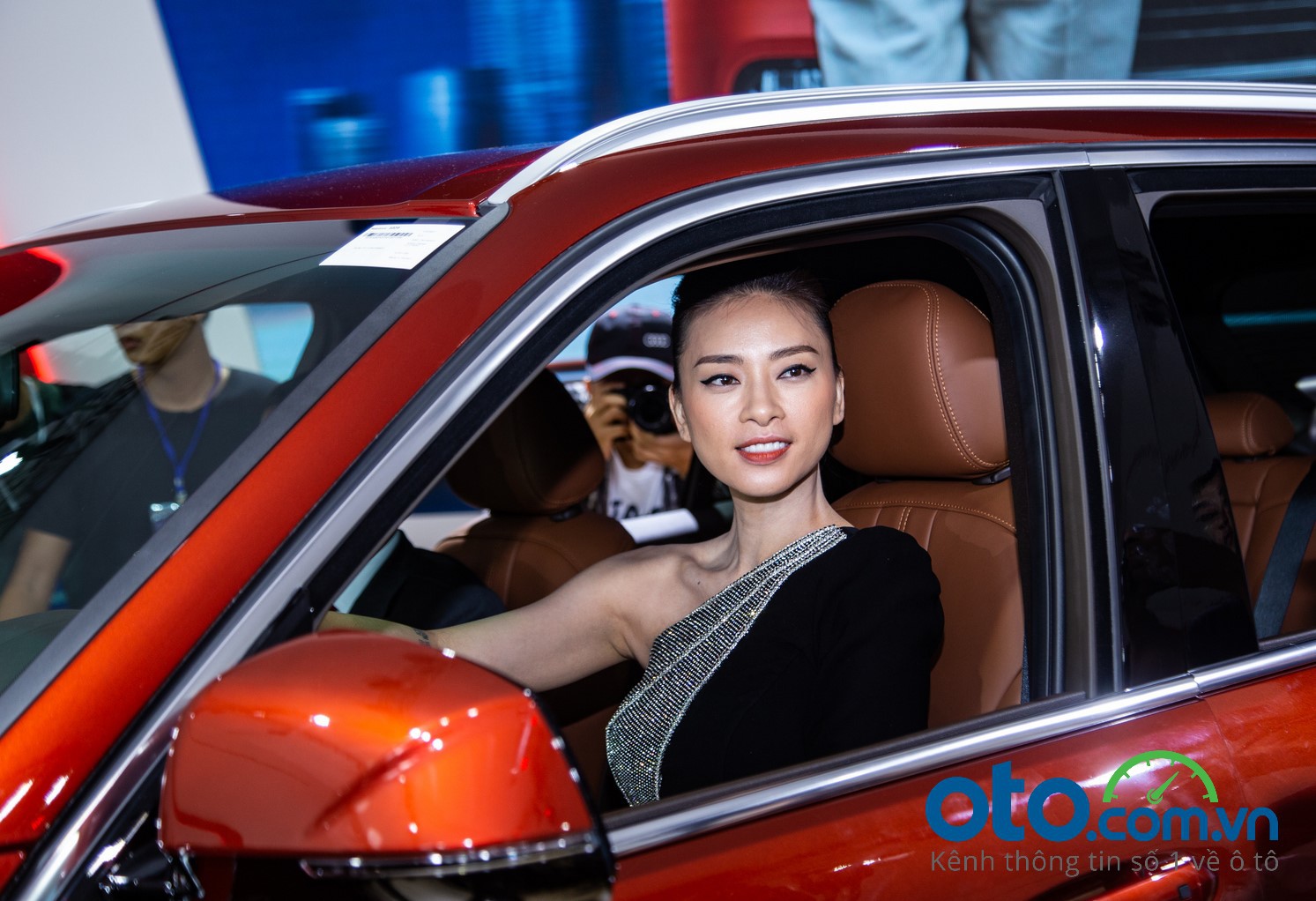 Ngô Thanh Vân nhận xe VinFast LUX SA2.0 tại Triển lãm Ô tô Việt Nam 2019 6a