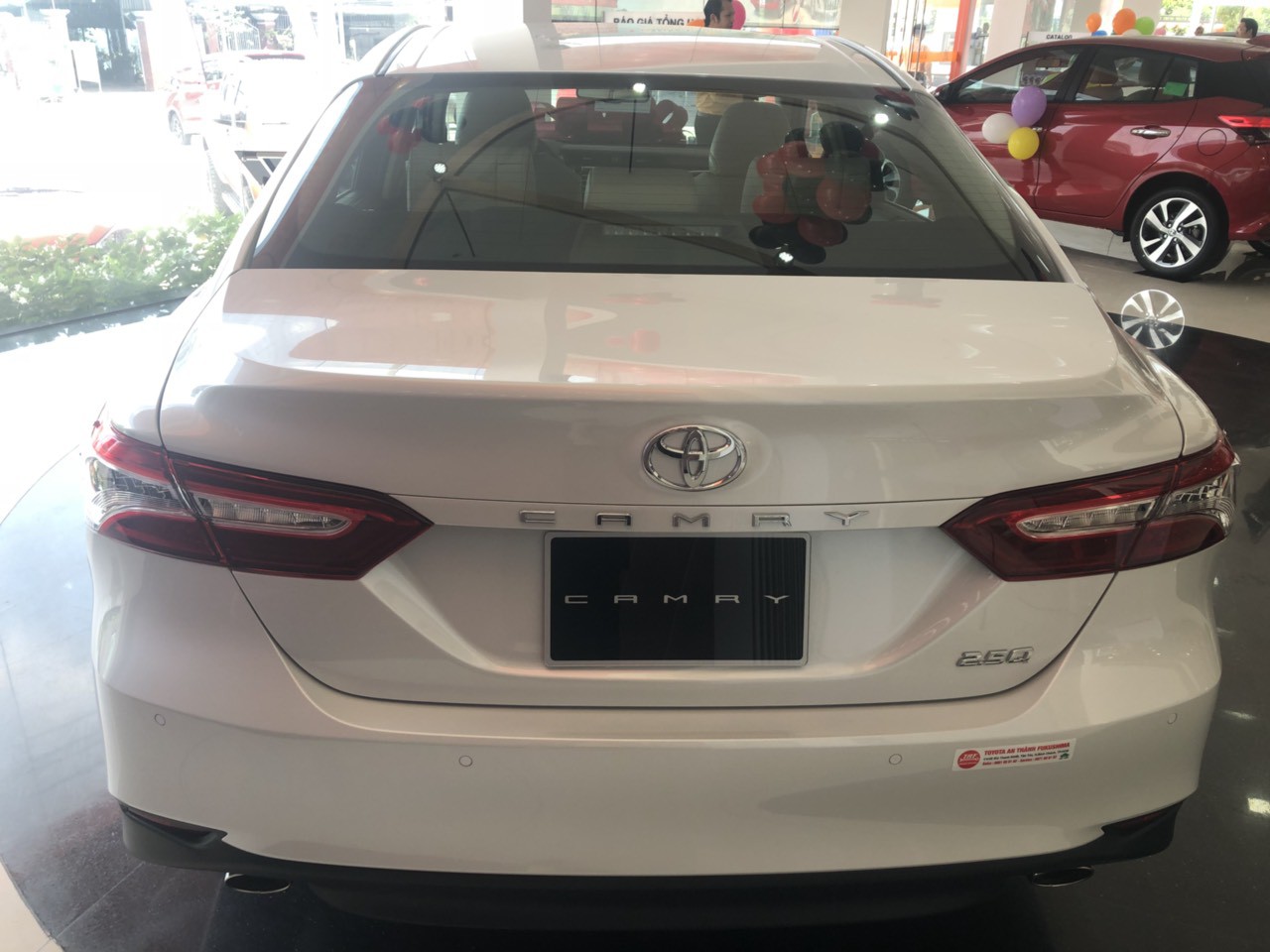 Toyota Camry 2.5Q 2019, màu trắng ngọc trai