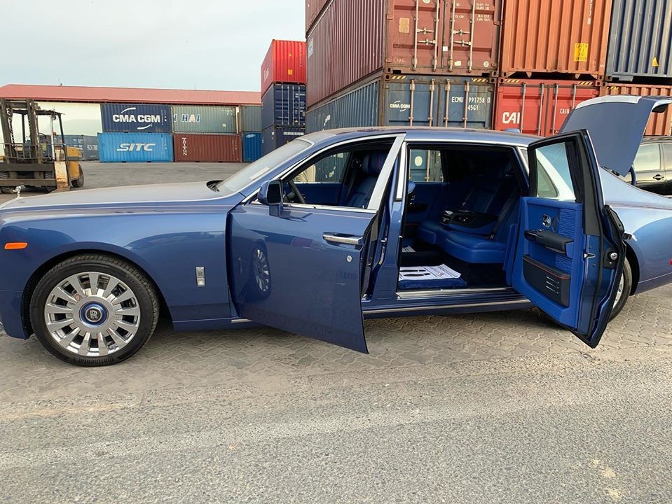 Rolls-Royce Phantom VIII sở hữu màu xanh sẫm 