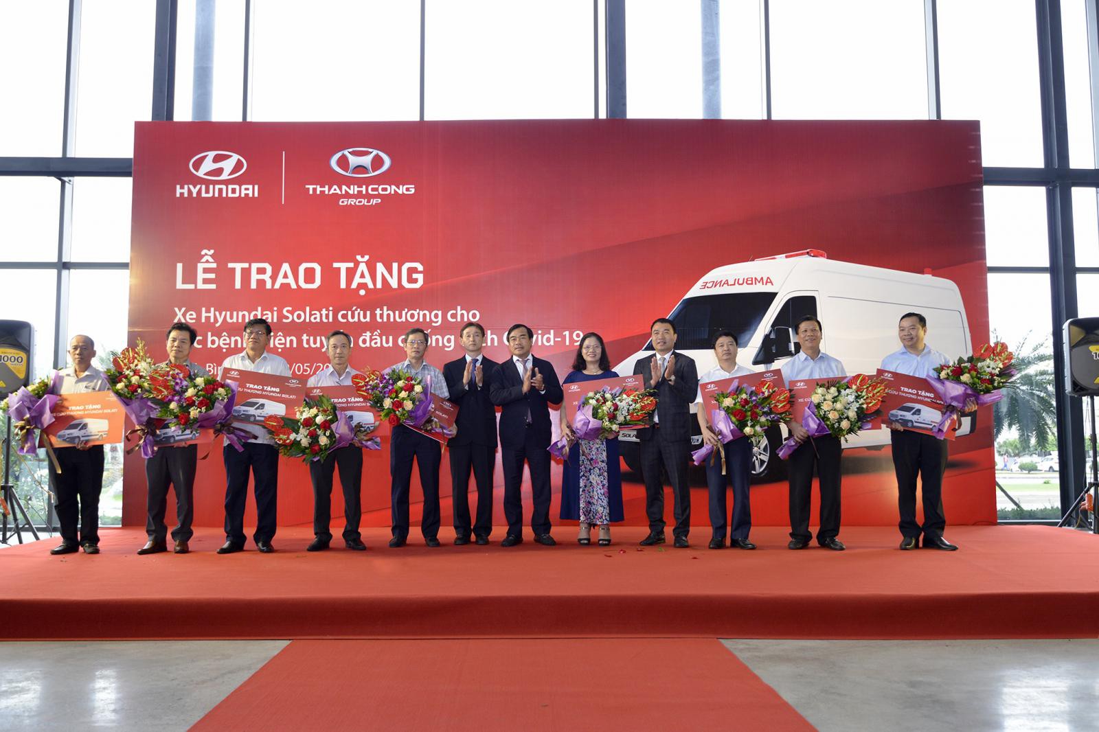 TC Motor trao tặng 10 xe Hyundai Solati cứu thương chống dịch COVID-19