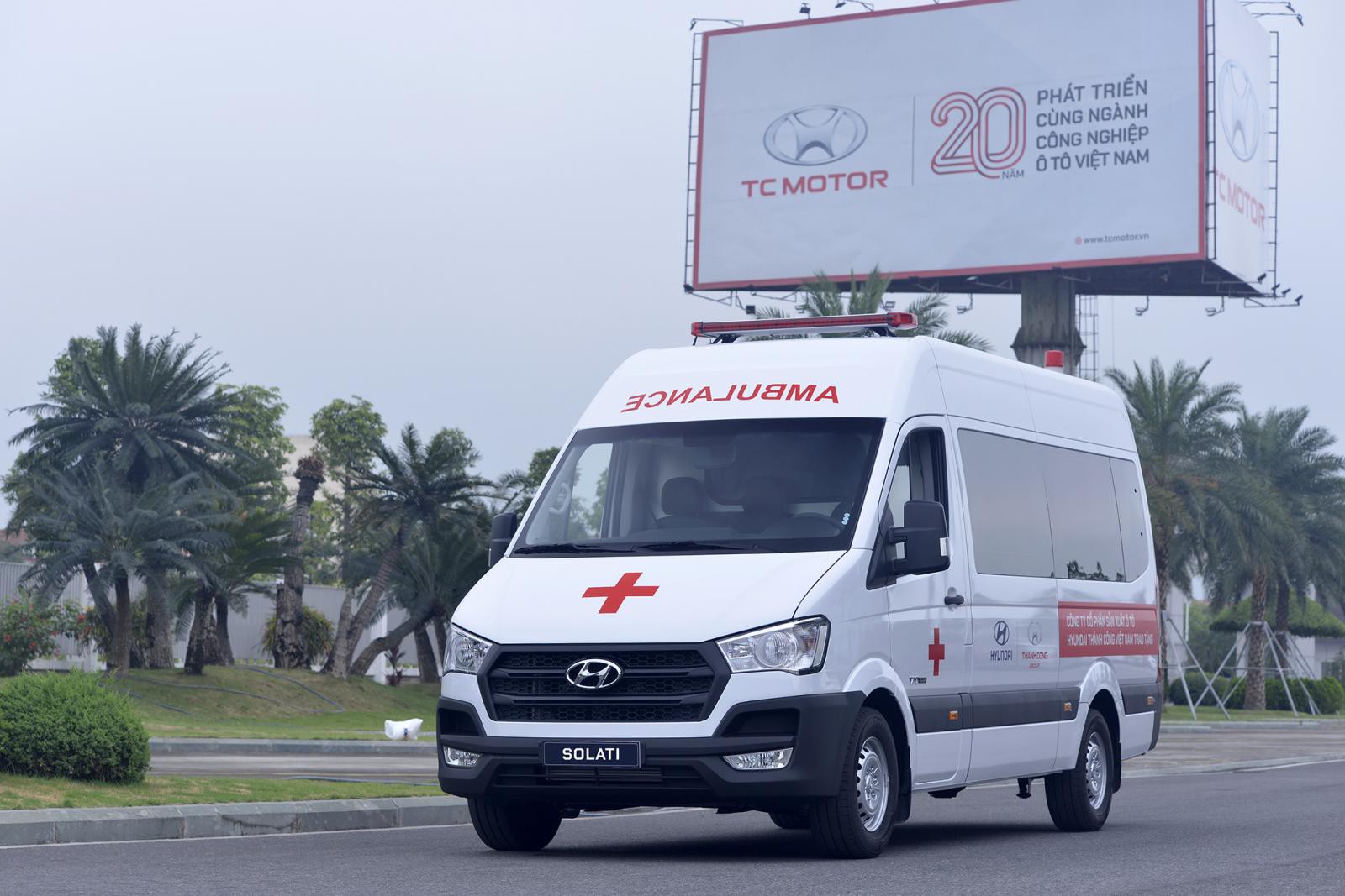 TC Motor trao tặng 10 xe Hyundai Solati cứu thương chống dịch COVID-19