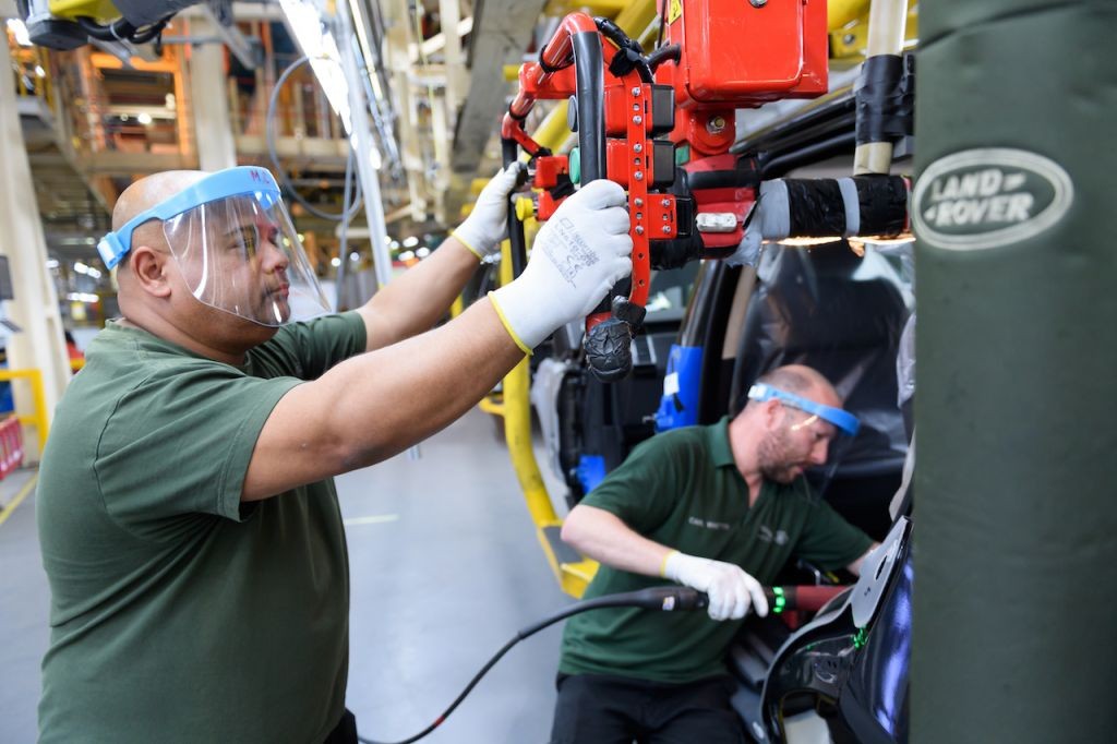 Nhân viên Land Rover đeo mũ 3D bảo vệ khi sản xuất