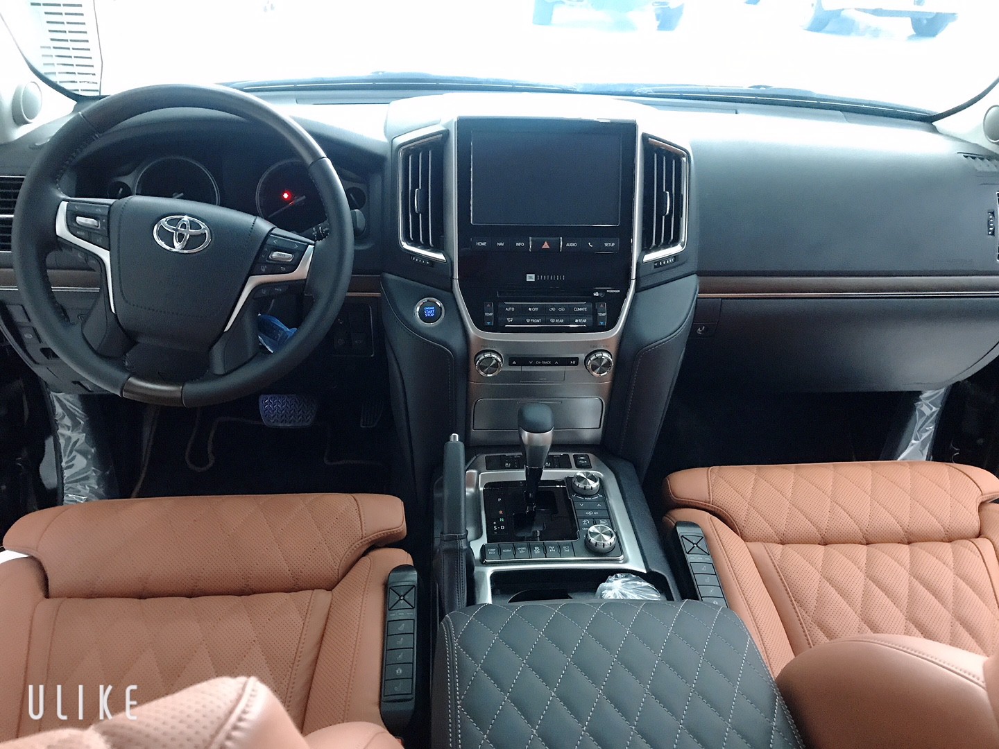 Toyota Land Cruiser MBS 2020 - Bán xe Toyota Landcruiser 5.7V8 MBS 4 ghế Vip sản xuất 2020 màu đen nội thất da nâu
