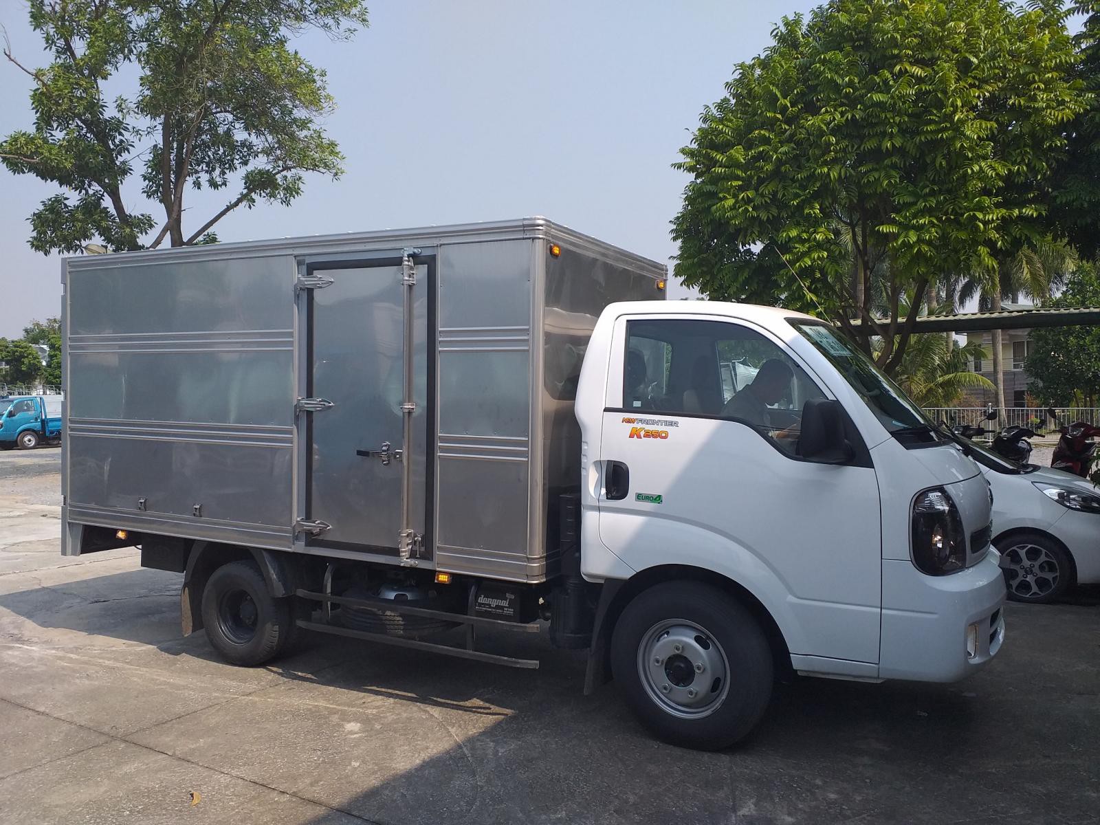 Kia Frontier 402 2021 - Bán xe tải Kia K250 tải 2.4 tấn đóng thùng bạt, kín, hỗ trợ trả góp