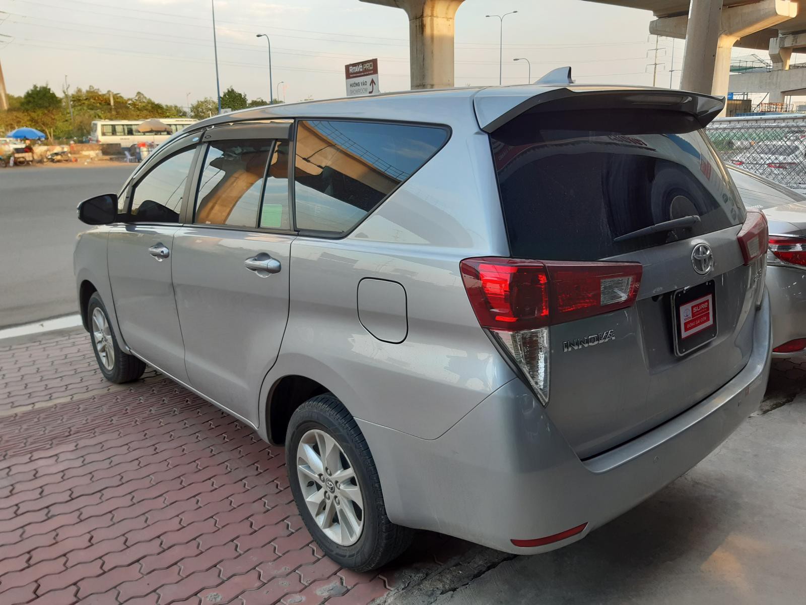 Toyota Innova E 2018 - Bán Toyota Innova E năm sản xuất 2018, màu bạc số sàn