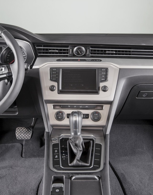 Volkswagen Passat 2017 - Passat Comfort hỗ trợ khủng 100% phí trước bạ 6/2020
