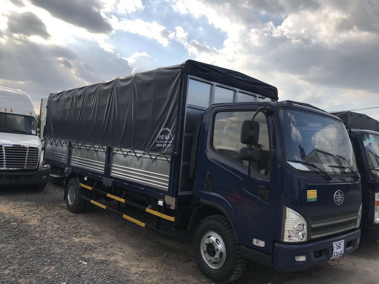 Howo La Dalat 2017 - Bán FAW xe tải thùng năm 2017, màu xanh lam, giá chỉ 500 triệu