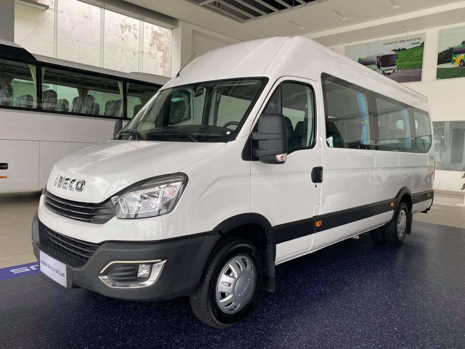 Bán xe 16 chỗ Iveco Daily Plus dài 7m sử dụng bầu hơi êm ái