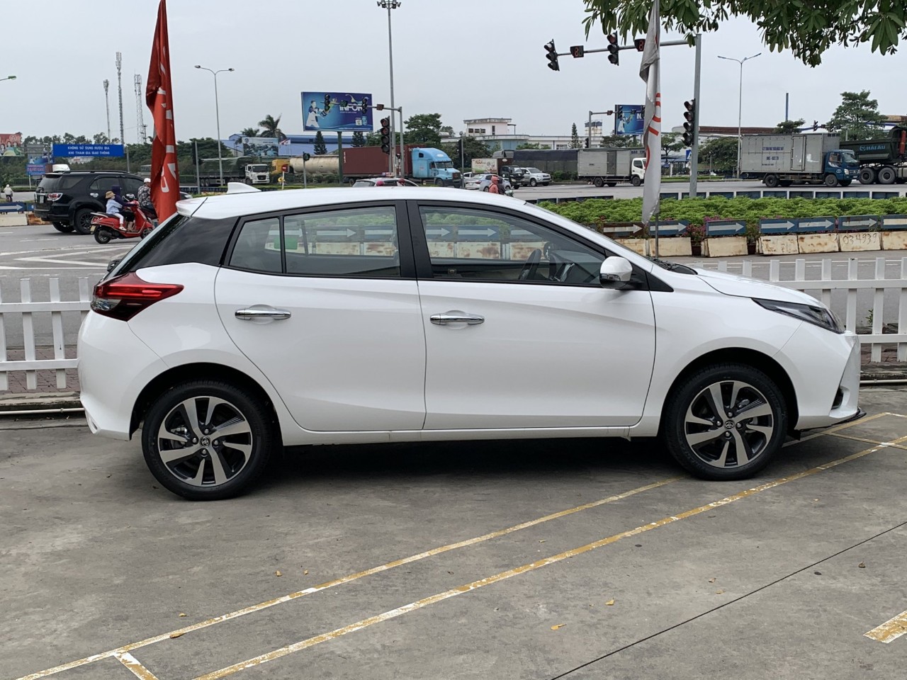 Bán xe Toyota Yaris G 2021, màu trắng, xe nhập, giá tốt