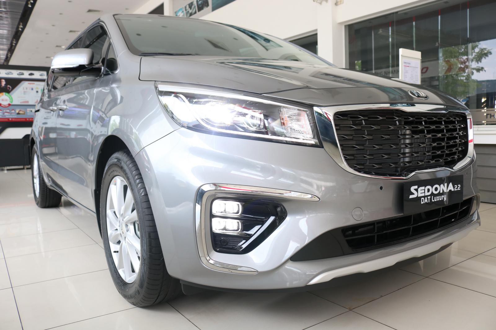 KIA Sedona 2.2D Luxury 2021 máy dầu màu xám giao liền. Tặng bảo hiểm ...