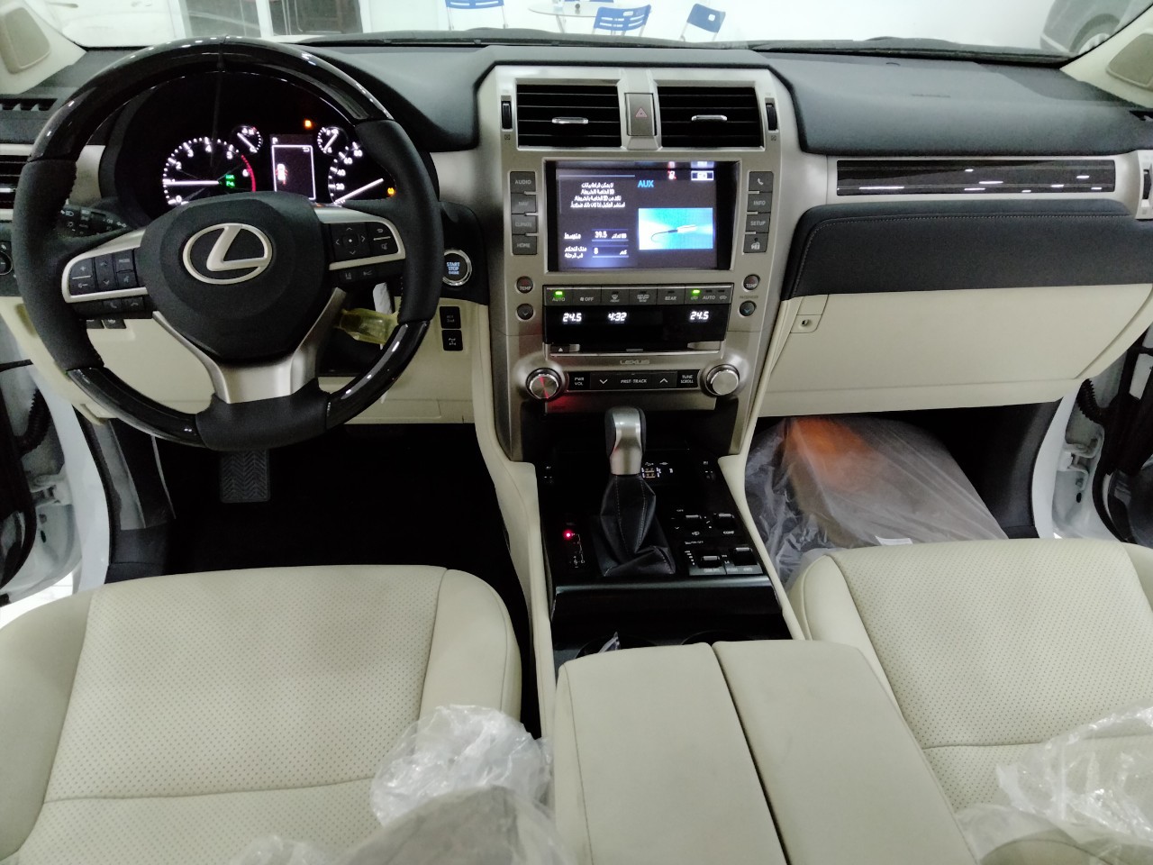 Giao ngay xe Lexus GX460 Sport xuất Trung Đông màu trắng nội thất kem sáng, xe nhập mới 100% 
