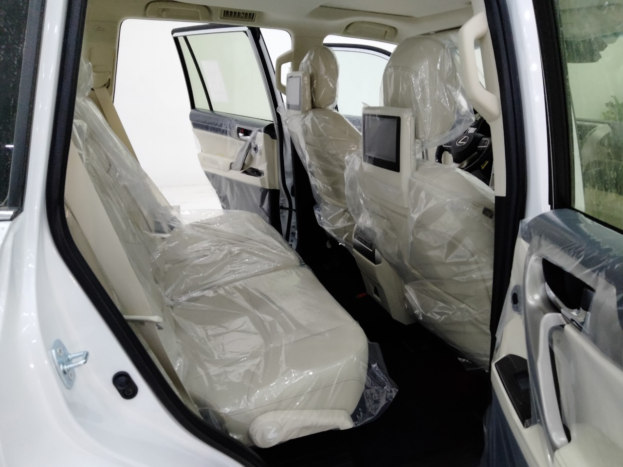 Giao ngay xe Lexus GX460 Sport xuất Trung Đông màu trắng nội thất kem sáng, xe nhập mới 100% 