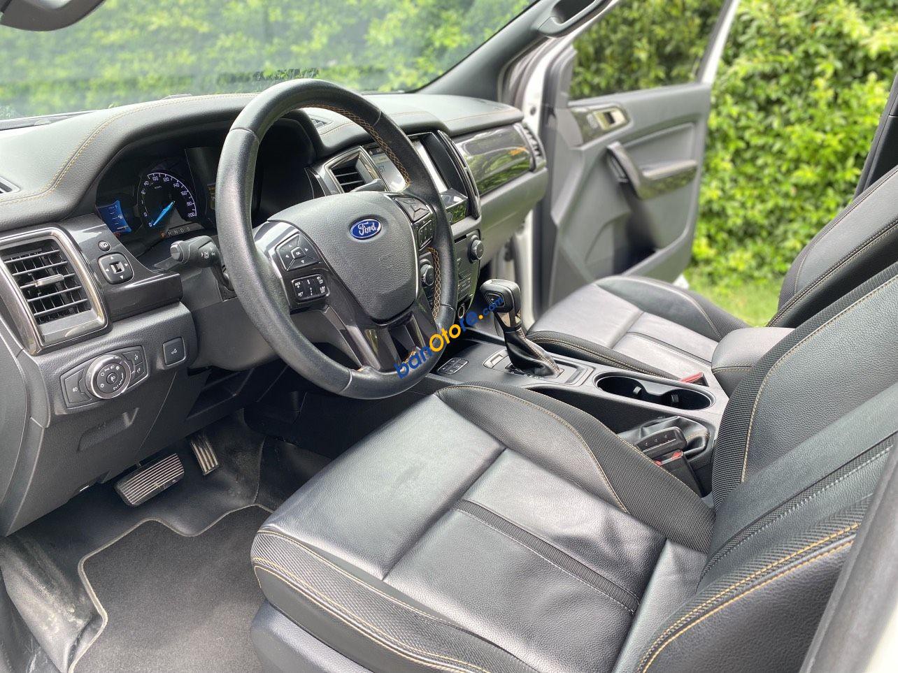 Bán gấp Ford Ranger 2.0 Wildtrak 2018, màu trắng, đã trang bị thùng nắp cuộn 30tr, bảo hàng chất lượng 1 năm, bao test
