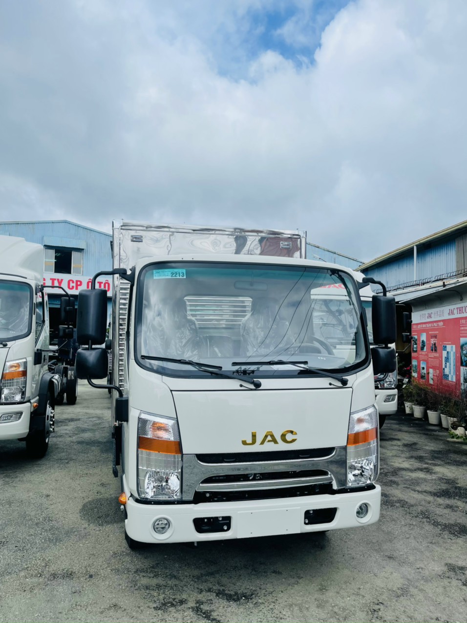 2022 - Giá xe tải Jac N200s 1.9 tấn máy Cummin, thùng kín 4m3 có cửa hông mới nhất 2022
