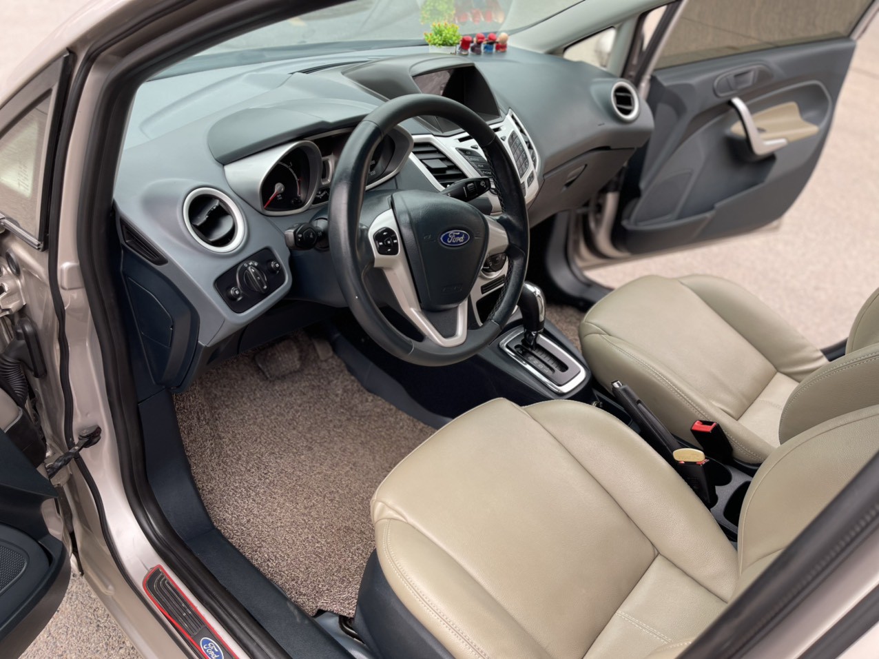 Bán Ford Fiesta 1.6AT 2013, màu kem (be) giá cạnh tranh