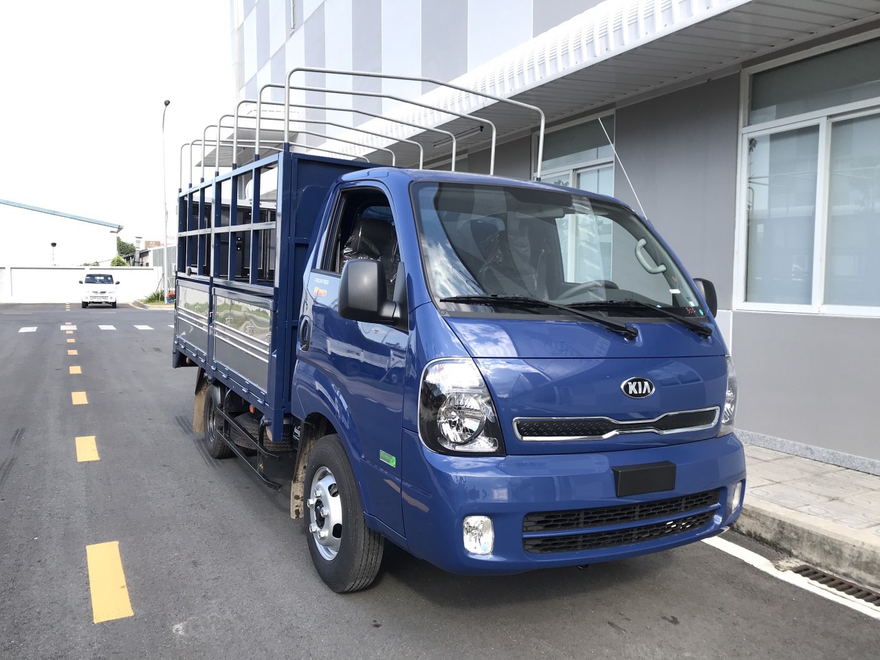Kia Frontier 2022 - Bán xe tải Kia 1.9 tấn 2022, màu xanh lam,liên hệ 0949302506
