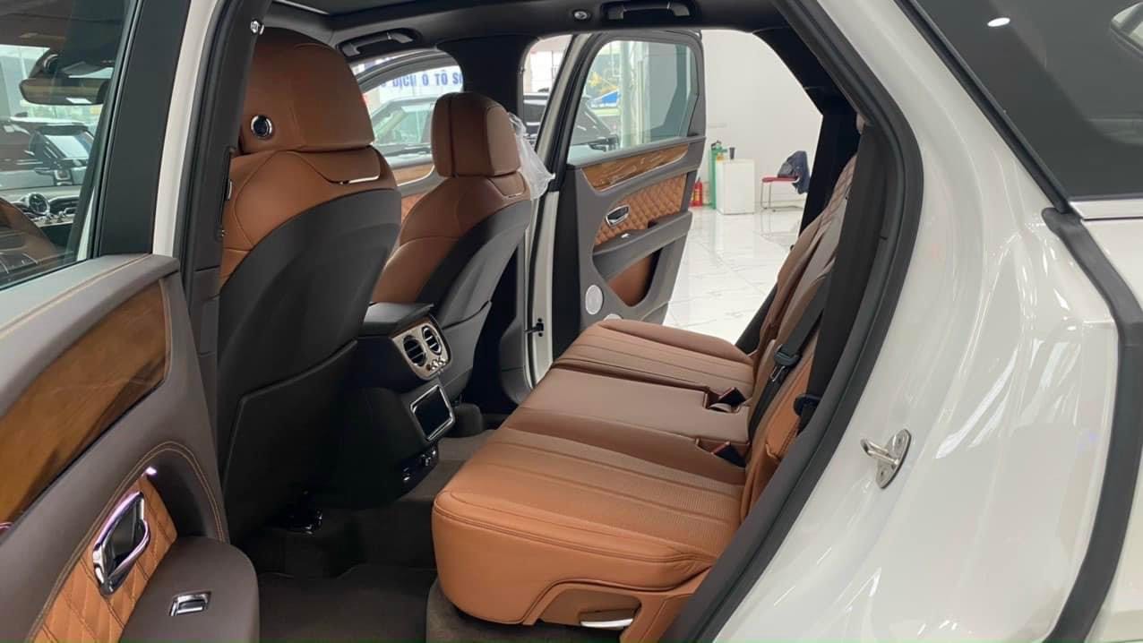 Bán Bentley Bentayga First Edition 2022, mới 100% có xe ngay hồ sơ đăng ký luôn. Xe phiên bản mới nhất trang bị full đồ 