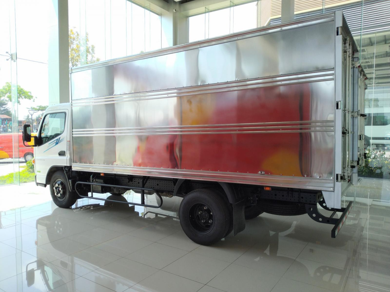 Xe tải Mitsubishi Fuso Canter TF4.9 tải 1.995 tấn thùng dài 4.45 m
