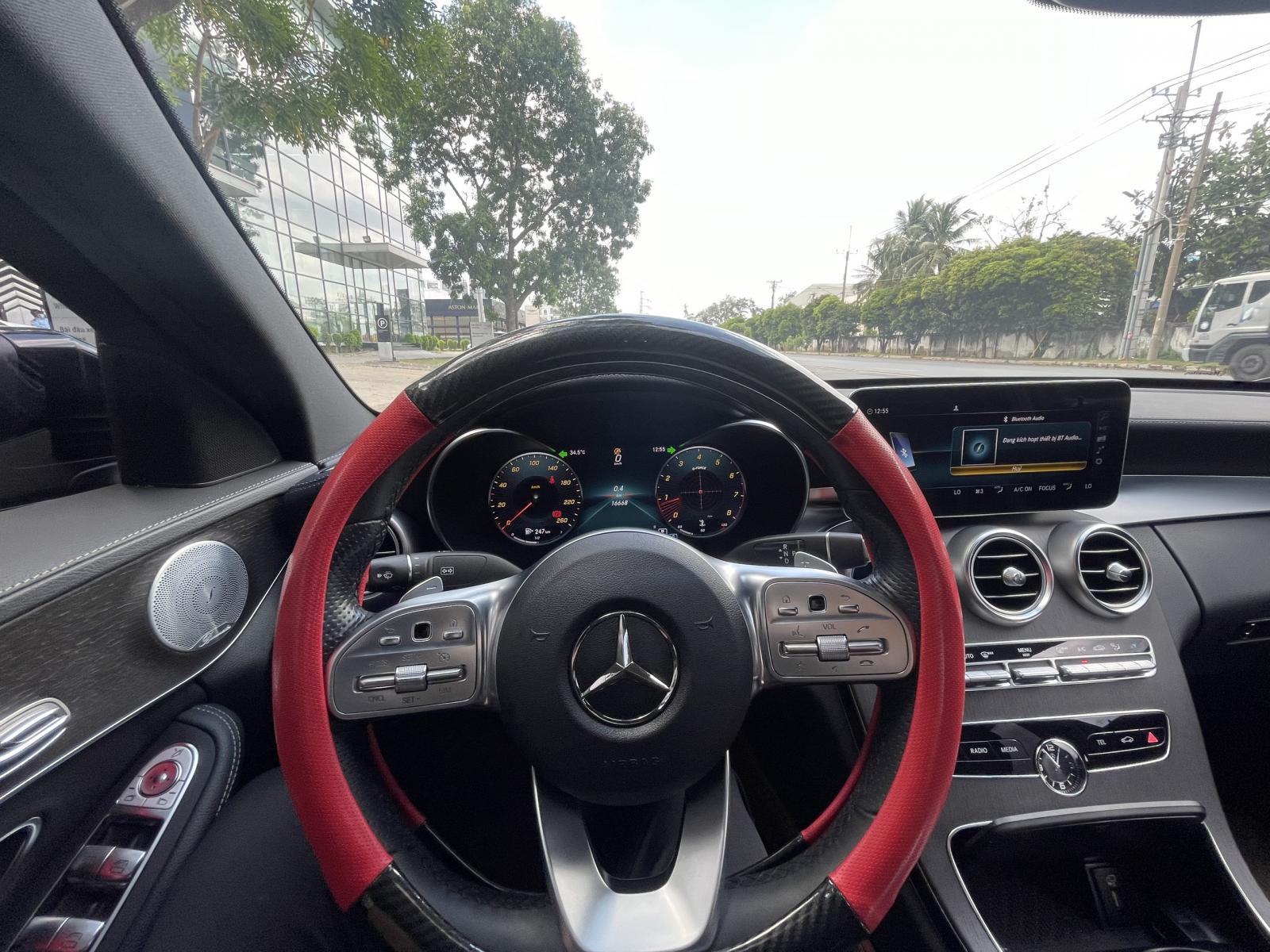 Bán gấp Mercedes-Benz C300 cũ 2019, màu đen, 17.000 KM