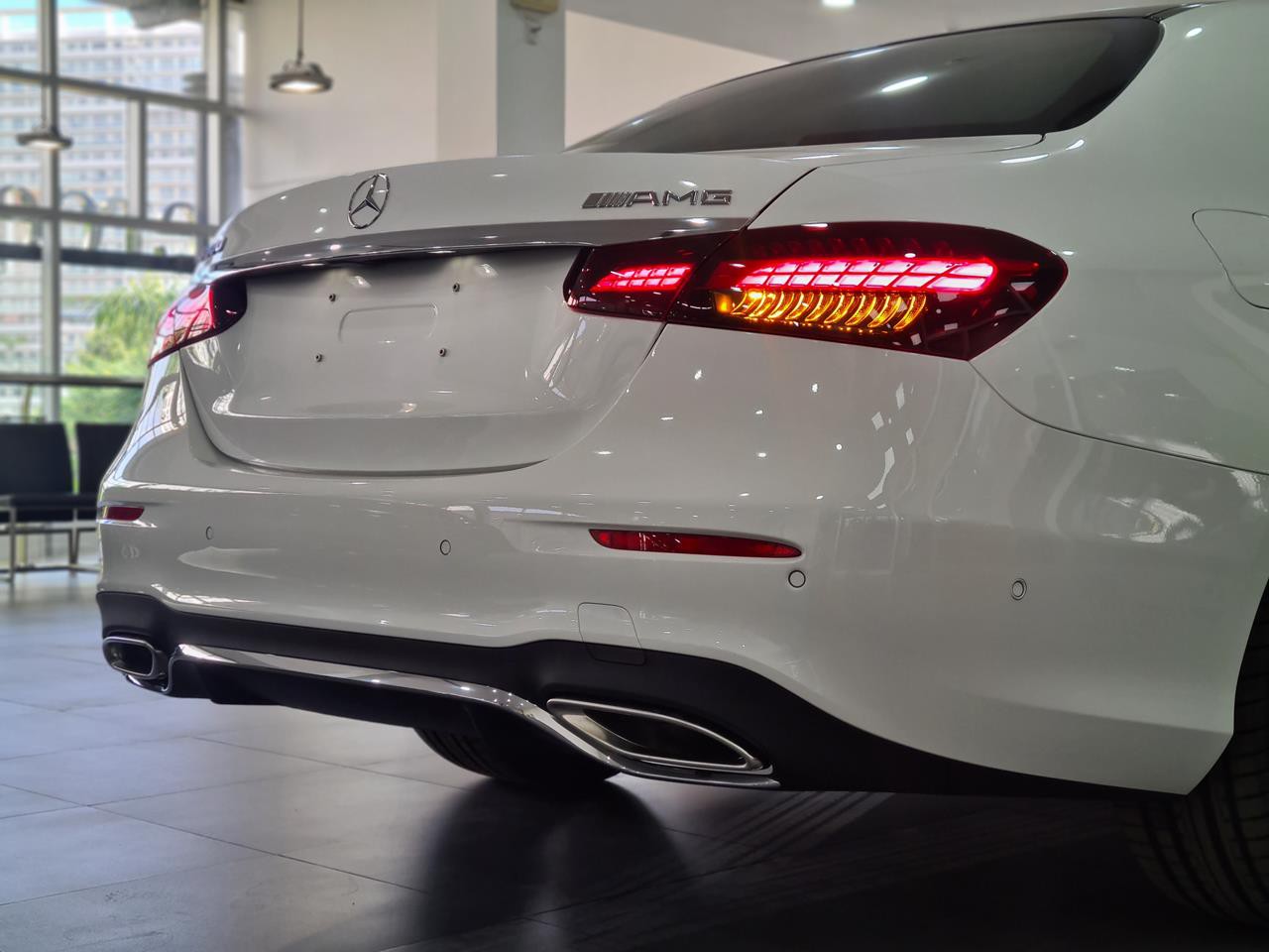 Chỉ 2% Thuế - Mercedes E300 cũ 2022, màu trắng siêu lướt