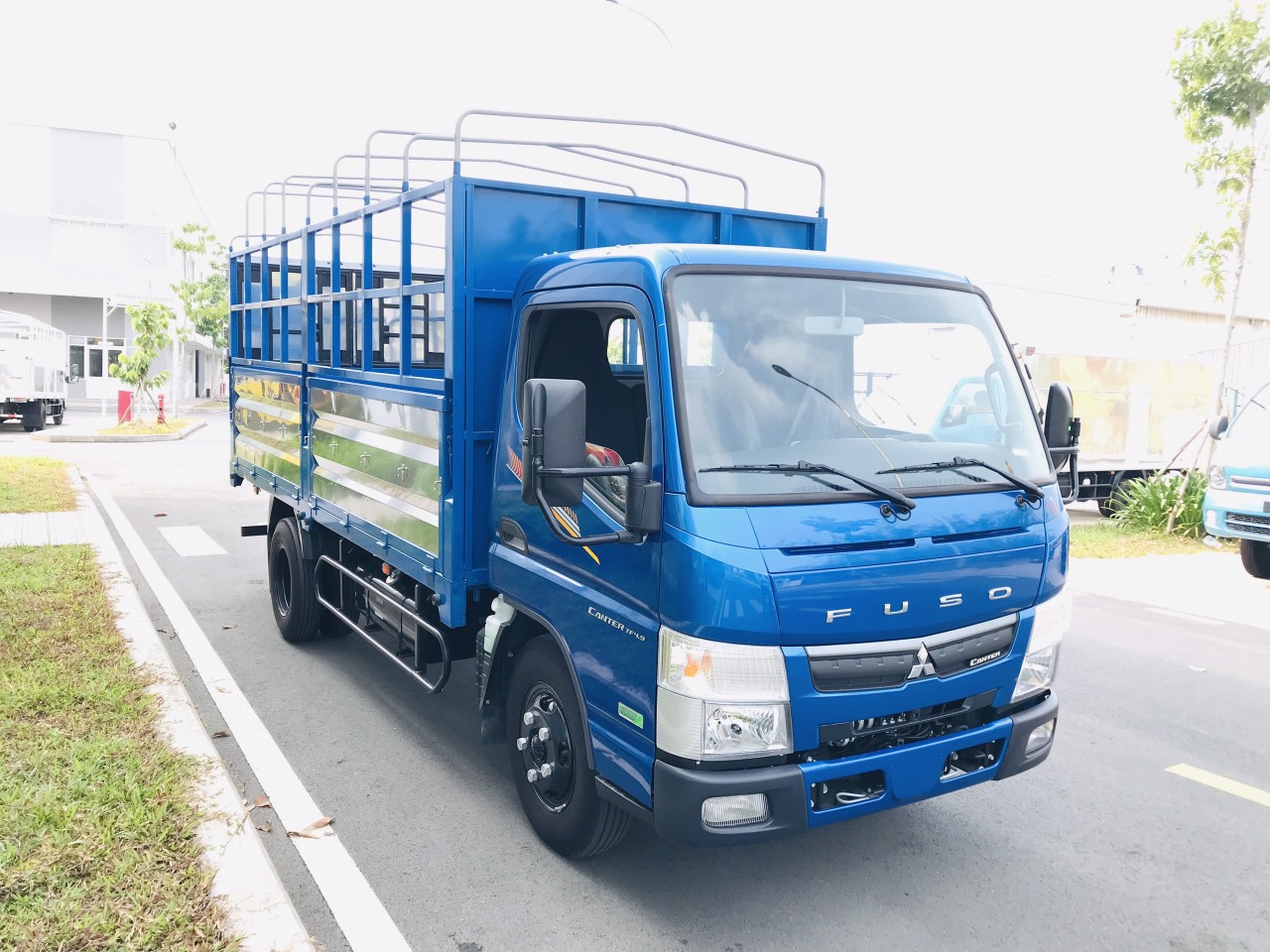 Mitsubishi canter TF 4.9 tải 1.9 thùng 4m4 xe sẵn giao ngay 
