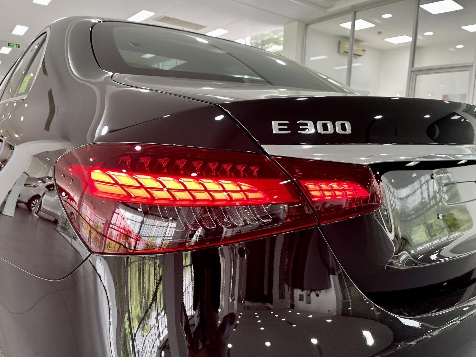 Mercedes E300 AMG màu Đen/Đen giao liền Quận 3. Trả góp lên tới 80% | Lãi suất hấp dẫn | Ưu đãi 50% thuế